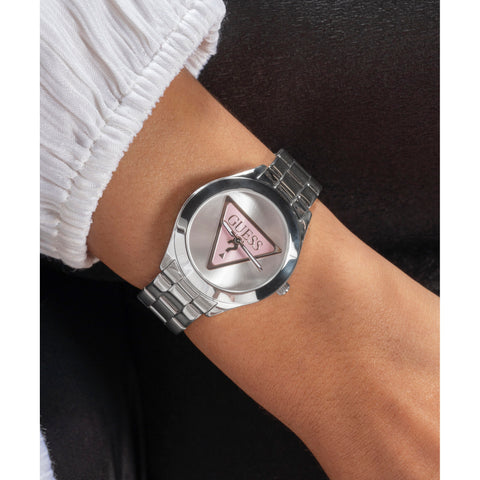 Reloj Guess de mujer Tri plaque color plata con logo rosa