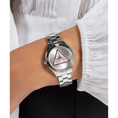 Reloj Guess de mujer Tri plaque color plata con logo rosa