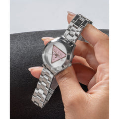 Reloj Guess de mujer Tri plaque color plata con logo rosa